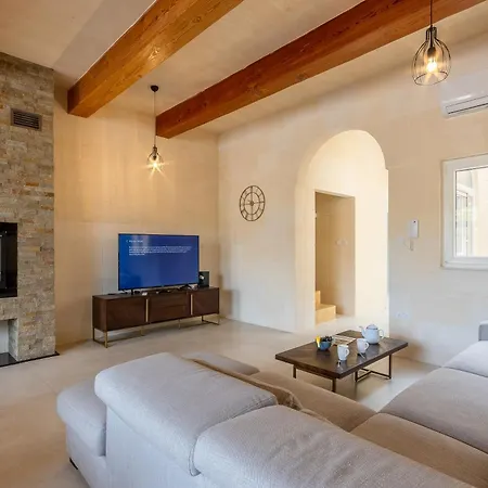 Solaris Gozitan Villa With Pool - Happy Rentals *